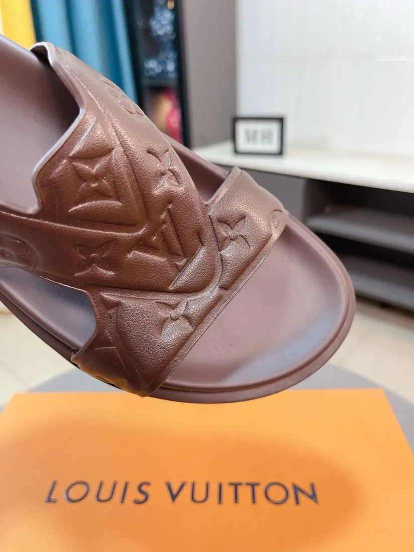 Men's shoes 💰360🌹🌹 (lv-Louis Vuitton) new men's sandals, high-end boutique, exquisite embossed logo decoration on the upper, fine workmanship, super soft soles, casual, loose and comfortable, a must-have in summer! \nsize：38-44